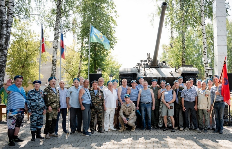 С Днем воздушно-десантных войск, праздником крылатой пехоты!.