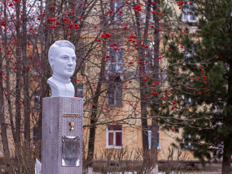 В Сквере Героев установили бюст Героя Советского Союза Сергея Батинькова.