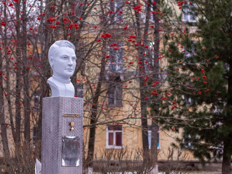 В Сквере Героев установили бюст Героя Советского Союза Сергея Батинькова. В Сквере Героев установили бюст Героя Советского Союза Сергея Батинькова.