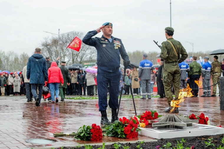В Глазове зажгли Вечный огонь . В Глазове зажгли Вечный огонь .