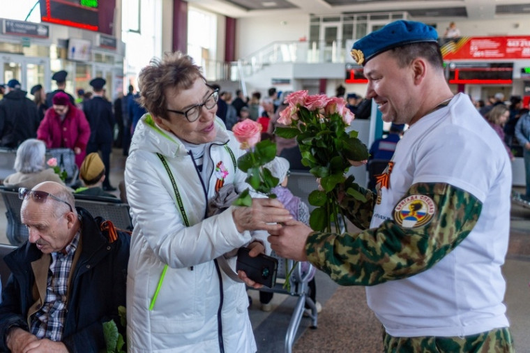 Более 1400 роз подарили предприниматели города глазовчанам. Более 1400 роз подарили предприниматели города глазовчанам.