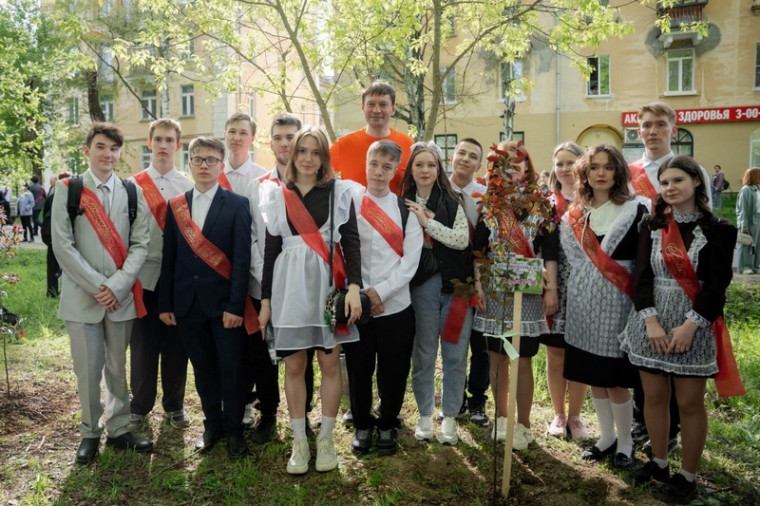 Последний звонок прозвенел в школах Глазова. Последний звонок прозвенел в школах Глазова.